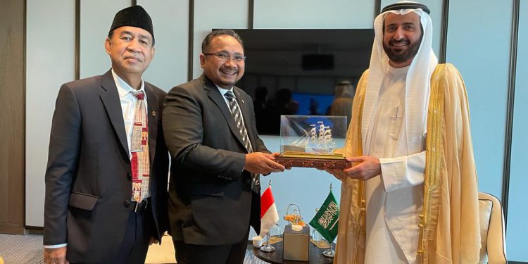 Menag Yaqut Cholil Qoumas bersama Menteri Haji dan Umrah Arab Saudi Tawfiq F Al Rabiah saat menyerahkan cinderamata ke Pemerintah Kerajaan Arab Saudi. (Humas : Kemenag RI)