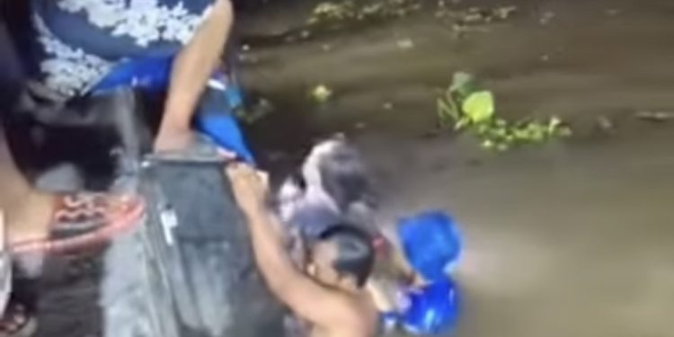 Jasad korban tenggelam saat dievakuasi dari dalam sungai Martapura.