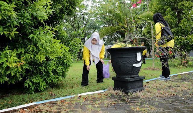 Acil Odah saat aksi bersih-bersih di kawasan perkantoran Pemprov Kalsel. (foto: Setdaprov Kalsel)