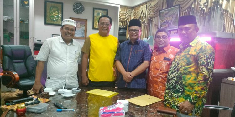 Audensi Irianto Lambri didampingi H. Noor Alamsyah, H. Muhammad Arfani dan Taufik Arbain ke Gubernur Kalsel H Sahbirin Noor atau Paman Birin. (foto : Biro Adpim Pemprov Kalsel)