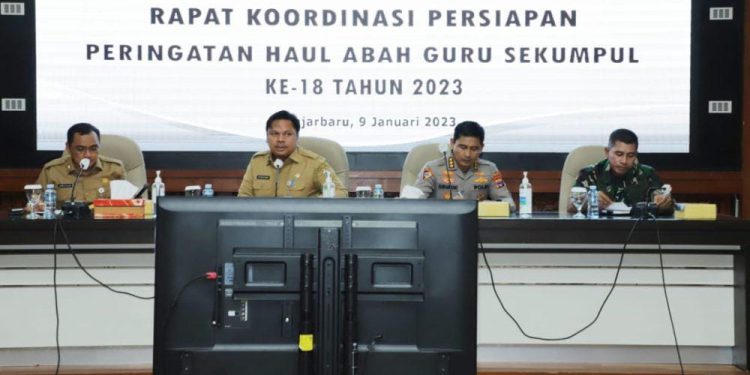 Sekdaprov Kalsel Roy Rizali Anwar memimpin rapat koordinasi persiapan Haul Akbar ke-18 Guru Sekumpul. (foto : Biro Adpim Pemprov Kalsel)