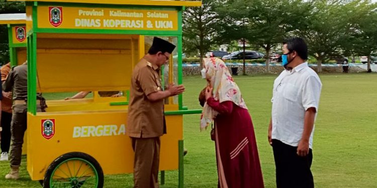 Gubernur Kalsel H Sahbirin Noor atau Paman Birin menyerahkan bantuan Gerobak Bergerak kepada perwakilan UMKM. (Humas : Pemprov Kalsel)