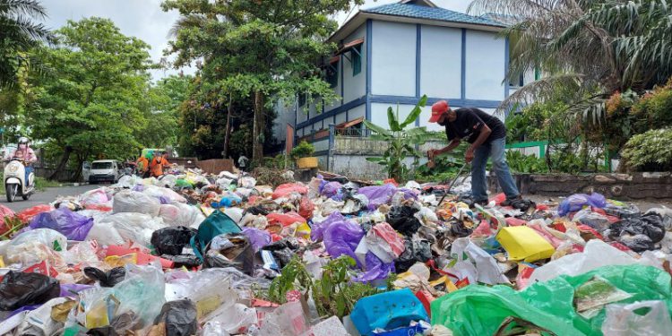 Petugas kebersihan saat mengangkut sampah yang dihasilkan saat malam tahun baru. (foto : shn)