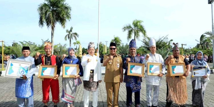 Gurbernur Kalsel H Sahbirin Noor foto bersama para ASN Kemenag penerima penghargaan Satyalancana dengan mengenakan pakaian adat dari berbagai daerah di momen HAB ke-77 di halaman Asrama Haji Embarkasi Banjarmasin, Banjarbaru. (foto : Humas Pemprov Kalsel)