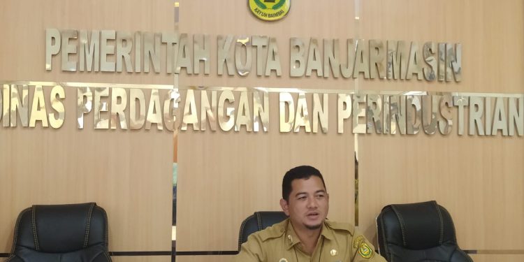 Kepala Disperdagin Banjarmasin Ichrom Muftezar saat jumpa pers capaian kerja dan penyerapan anggaran di 2022. (foto : shn)