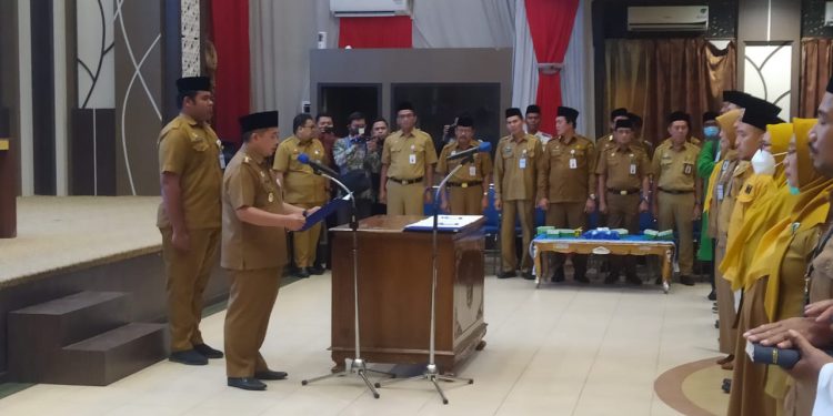 Walikota Banjarmasin H Ibnu Sina saat mengambil sumpah jabatan pejabat Pemko Banjarmasin yang dilantik. (foto : shn)