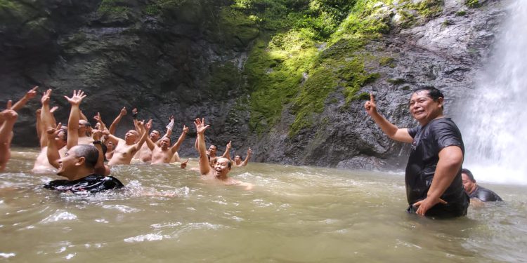 Gubernur Kalsel H Sahbirin Noor dan rombongan saat menikmati Air Terjun Mandin Mangapan. (foto : Biro Adpim Pemprov Kalsel)