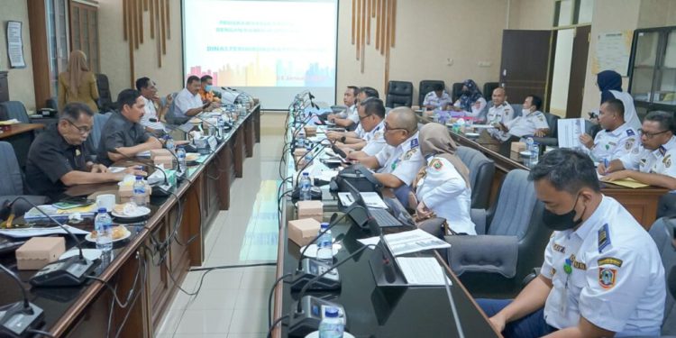 Komisi III DPRD Kalsel saat RDP dengan Dishub Kalsel, membahas penerbangan langsung dari Bandara Internasional Syamsudin Noor ke Arab Saudi. (foto : putza)