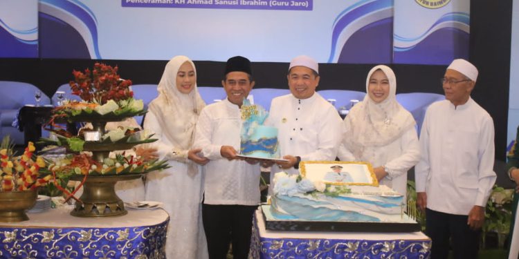 Pada peringatan HUT ke-48, Walikota Banjarmasin H Ibnu Sina dan istri saat menerima Kue Ultah dari Wakil Walikota Banjarmasin H Arifin Noor dan istri. (foto : shn)