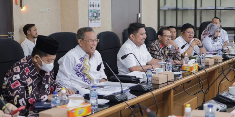 Rapat Komisi I DPRD Kalsel dengan SKPD dihadiri Wakil Ketua DPRD Kalsel, Muhammad Syaripuddin. (foto : putza)