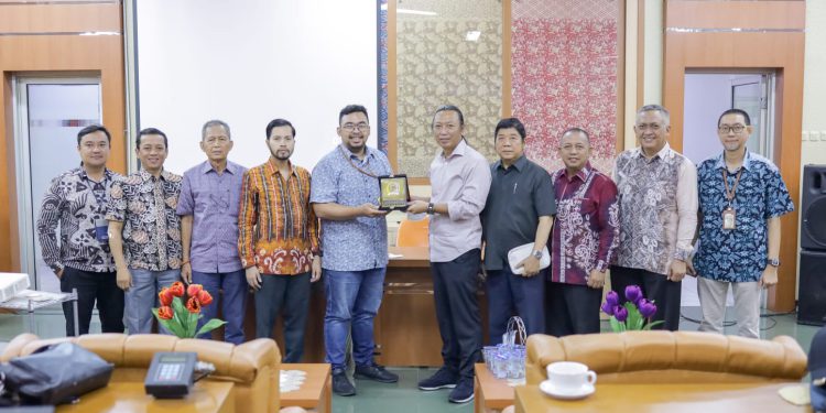 Komisi II DPRD Kalsel melaksanakan studi komparasi yang ditutup dengan penyerahan plakat kenang-kenangan ke pihak UPTD Industri Olahan Pangan dan Kemasan Dinas Perindustrian dan Perdagangan Jawa Barat. (foto : istimewa)