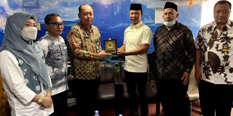 Wakil Ketua Komisi II DPRD Kalsel Mumammad Yani serahkan plakat kenang-kenangan ke pihak Samsat Manyar Surabaya Timur Provinsi Jawa Timur. (foto : istimewa)