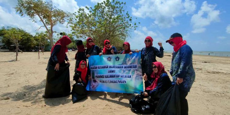 IKWI Kalsel aksi bersih-bersih di Pantai Batakan. (foto : istimewa)