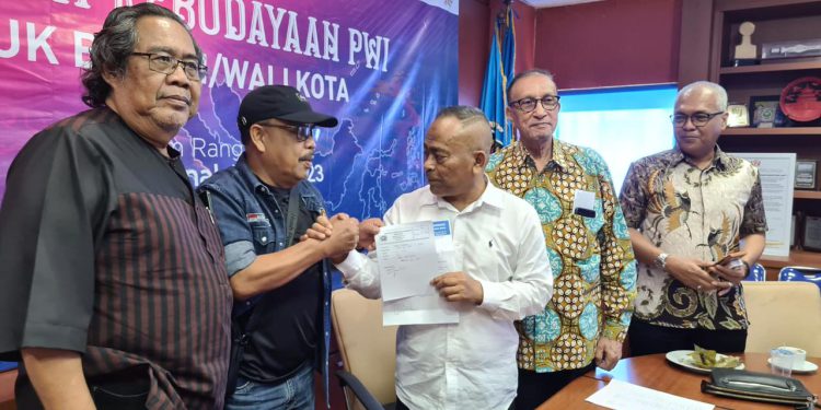 Ketua PWI Aceh, Nasir Nurdin menyerahkan dokumen pendaftaran sebagai calon tuan rumah Porwanas 2025 kepada Ketua Umum PWI Pusat, Atal S. Depari di Kantor PWI Pusat. (foto : istimewa)