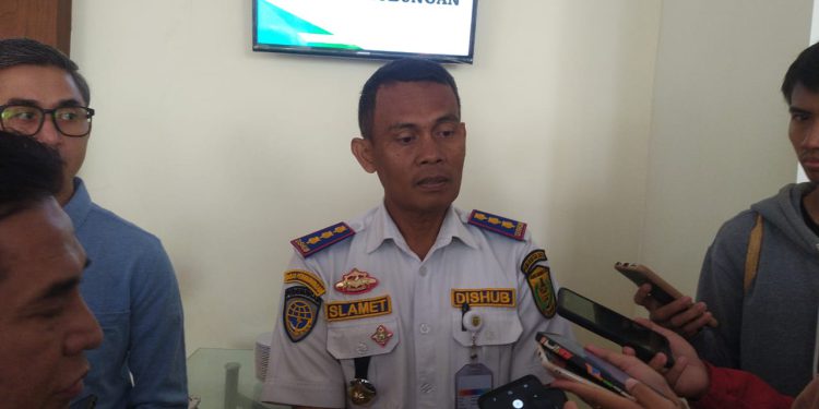 Kepala Dishub Banjarmasin Slamet Bedjo saat diwawancarai wartawan soal target retribusi parkir. (foto : shn)