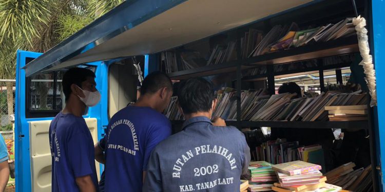 Warga binaan Rutan Pelaihari saat mencari dan meminjam koleksi buku yang ada di Mobil Pusling Palnam Dispersip Kalsel. (foto : istimewa)