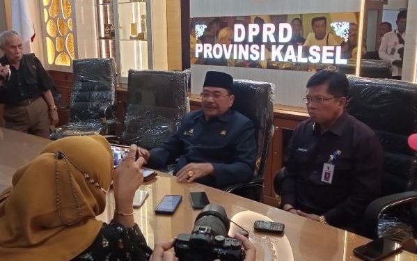 Ketua DPRD Kalsel H Supian HK bersama Sekretaris DPRD Kalsel M Jaini saat diwawancarai wartawan. (foto : istimewa)