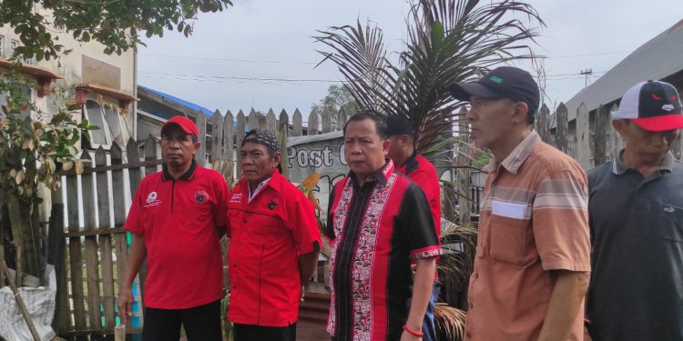 Anggota DPRD Banjarmasin Taufik Husin saat di lokasi kebakaran untuk menyerahkan bantuan. (foto : sdy)