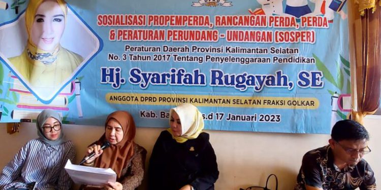 Anggota DPRD Kalsel Hj Syarifah Rugayah saat sosialisasi Perda Budaya Banua dan Kearifan Lokal kepada warga Sungai Bakung.