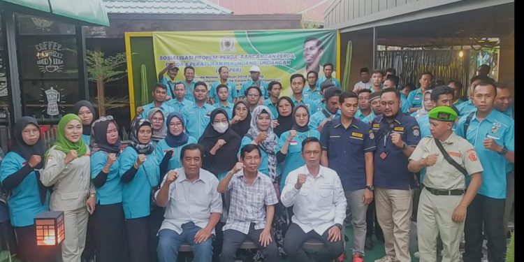 Ketua Komisi III DPRD Kalsel H Hasanuddin Murad berfoto bersama para pemuda yang tergabung dalam KNPI di Batola.