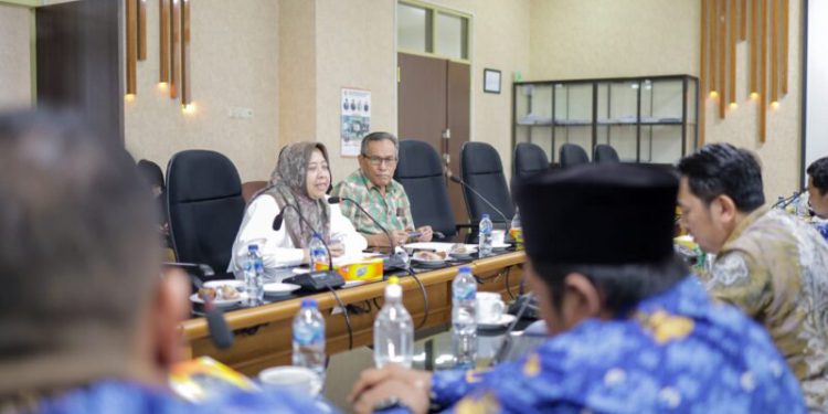 Ketua Pansus I Rapat finalisasi Raperda Penyelenggaraan Perizinan bersama