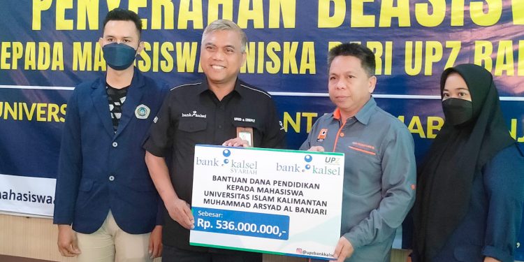 Dirut Bank Kalsel Hanawijaya secara simbolis menyerahkan bantuan beasiswa kepada pihak perwakilan Uniska Banjarmasin.