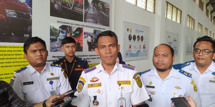 Kepala Dishub Banjarmasin Slamet Bedjo saat diwawancarai. (foto : shn)