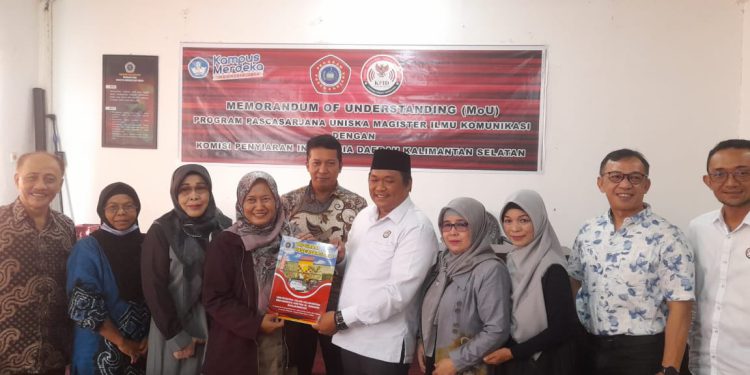 Foto bersama KPID Kalsel dengan pihak Magister Komunikasi Uniska MAB. (foto : sto)