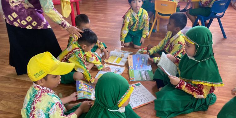 Ratusan peserta didik PAUD dan TK Aisyiyah 2 Banjarmasi berwisata literasi ke Perpustakaan Palnam. (foto : istimewa)