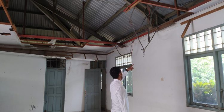 Kantor RPH yang rusak di bagian plafon. (foto : shn)