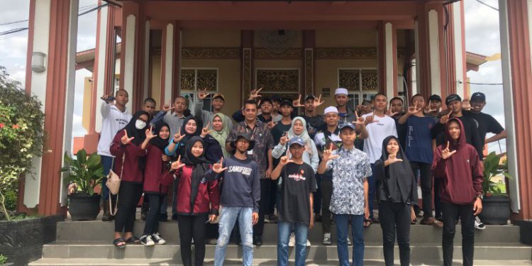 Puluhan pelajar SMKN 1 Banjarmasin befoto bersama di depan Perpustakaan Palnam. (foto : istimewa)