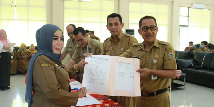 Kepala Dispersip Kalsel Hj Nurliani Dardie bersama perwakilan pegawai yang menunjukkan dokumen perjanjian kerja. (foto : Istimewa/Dispersip Kalsel)