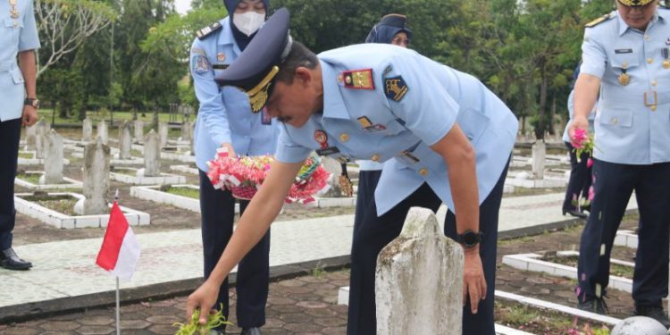 Kepala Kanwil Kemenkumham Kalsel Faisol Ali saat tabur bunga di makam pahlawan Bumi Kencana. (foto : istimewa/Kemenkumham Kalsel)