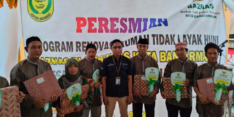 Pihak Bank Kalsel saat menyerahkan bantuan secara simbolis kepada warga penerima. (foto : istimewa/Bank Kalsel)