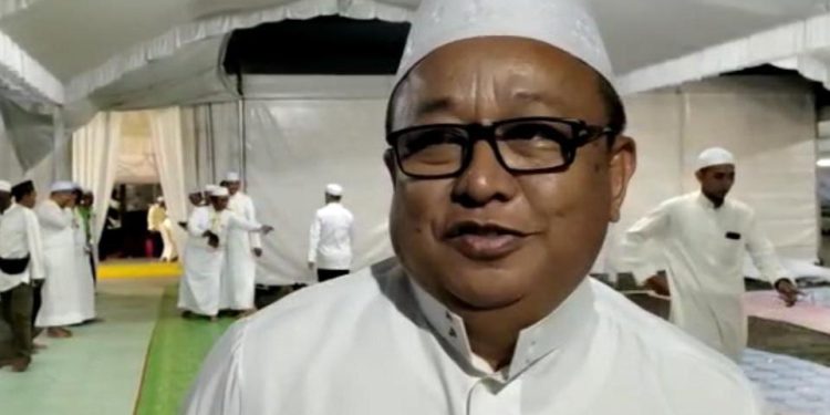 Imam Musala Ar-Raudhah Sekumpul Guru Sa'duddin diwawancarai haul ke-18 Guru Sekumpul oleh wartawan.