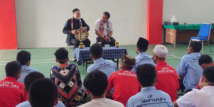 Pemadihin Banjar Syahril tampil di hadapan anak penghuni LPKA Martapura. (foto : istimewa/Dispersip Kalsel)