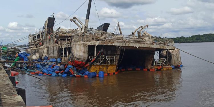 Evakuasi KM Satya Kencana III menggunakan tandon air dan balon pelampung. (foto : istimewa)