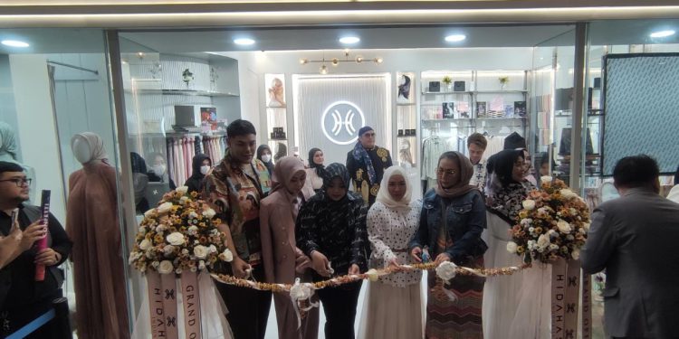 Gunting pita menandai dibukanya offline store HidaHasan Indonesia di Duta Mall Banjarmasin.