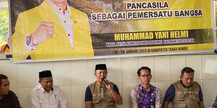 Wakil Ketua Komisi II DPRD Kalsel Muhammad Yani Helmi saat Sosialisasi Revitalisasi dan Aktualisasi Nilai-Nilai Ideologi Pancasila. (foto : istimewa)