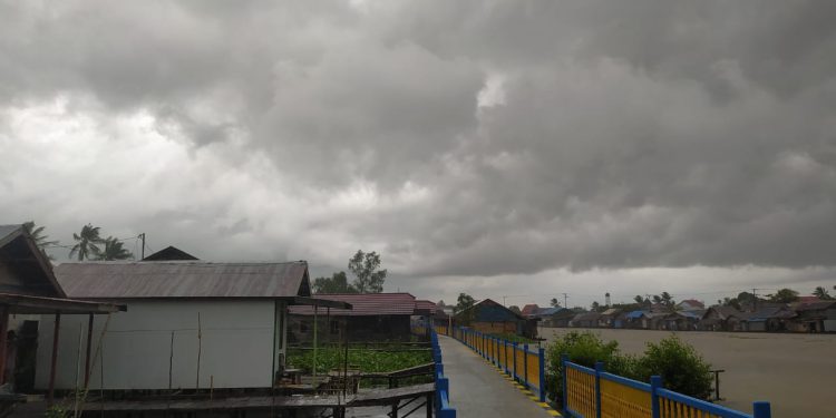 Cuaca mending di pinggiran sungai Martapura Banjarmasin. (foto : shn)