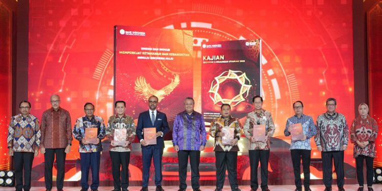 Foto bersama jajaran BI usai publikasi LPI 2022 dan Arah Kebijakan 2023. (foto : istimewa)