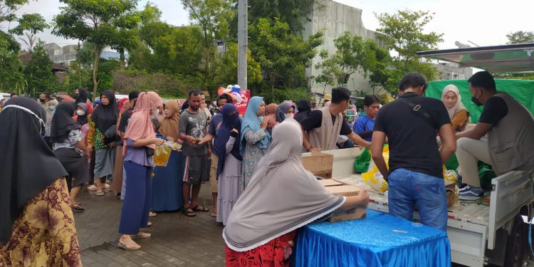 Warga saat menyerbu Bazar Pasar Murah untuk membeli beras dan kebutuhan pokok lainnya. (foto : shn)