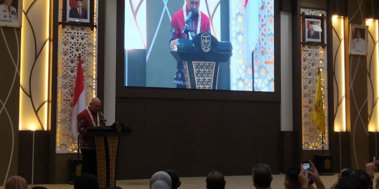 Menteri Koperasi dan UMKM RI Teten Masduki saat sambutan pada seminar program kawal inkubator di Aula Kayuh Baimbai Pemko Banjarmasin. (foto : shn)