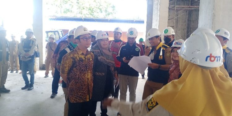 Rombongan Komisi III DPRD Banjarmasin saat meninjau proyek gedung baru DPRD Banjarmasin.