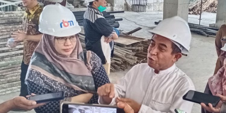 Wakil Walikota Banjarmasin H Arifin Noor didampingi Ketua Komisi III DPRD Banjarmasin dan anggota saat diwawancarai wartawan di sela peninjauan proyek gedung baru dewan Banjarmasin. (foto : smr)