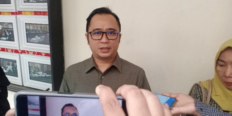 Wakil Ketua DPRD Banjarmasin Afrizaldi saat diwawancarai wartawan. (foto : smr)