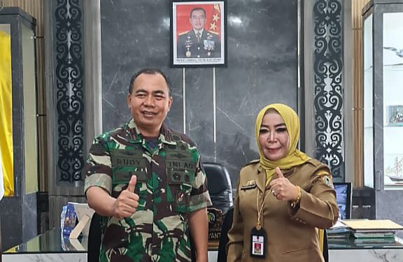 Kepala Dispersip Kalsel Hj Nurliani Dardie atau Bunda Nunung foto bersama Danrem 101/Antasari Brigjen Rudy Puruwito di sela silaturahmi. (foto : istimewa)