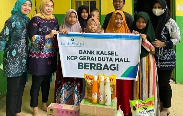 Penyerahan bantuan dari KCP Bank Kalsel Gerai Duta Mall kepada Panti Asuhan Rumah Harapan.