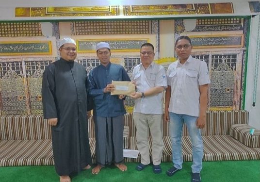 Penyerahan bantuan secara simbolis Direktur UPZ Bank Kalsel HM Fajri Muhtadi kepada Ahmad Ahdiyat. (foto : Bank Kalsel)