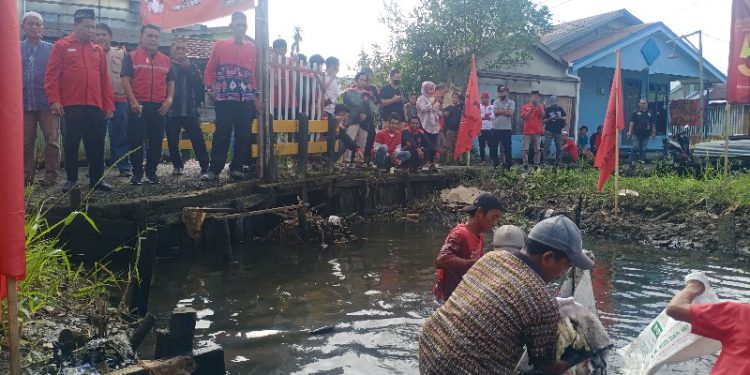 Ketua PDI Perjuangan Banjarmasin Muhaimin bersama Ketua Fraksi PDI Perjuangan DPRD Banjarmasin Taufik Husin saat meninjau aksi bersih-bersih anak sungai di Komplek Kebun Jeruk, HKSN. (foto : smr)